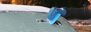 Exemplo de Raspador de Gelo para os vidros como dirigir no inverno na Europa