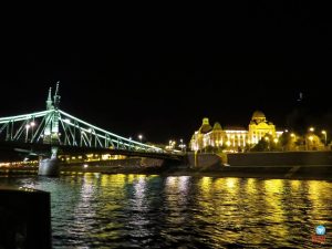 passeio de barco noturno