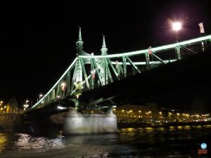 passeio de barco noturno