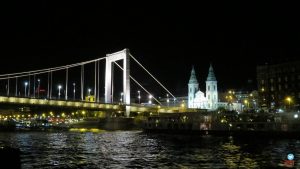 passeio de barco noturno