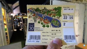 passeio de barco noturno