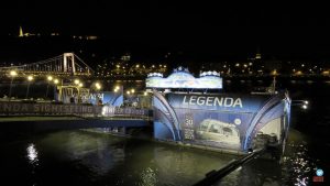 passeio de barco noturno