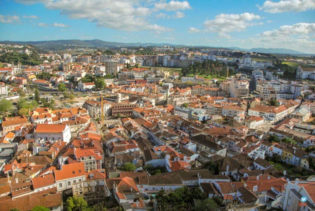 Vista do castelo de Leiria em Portugal