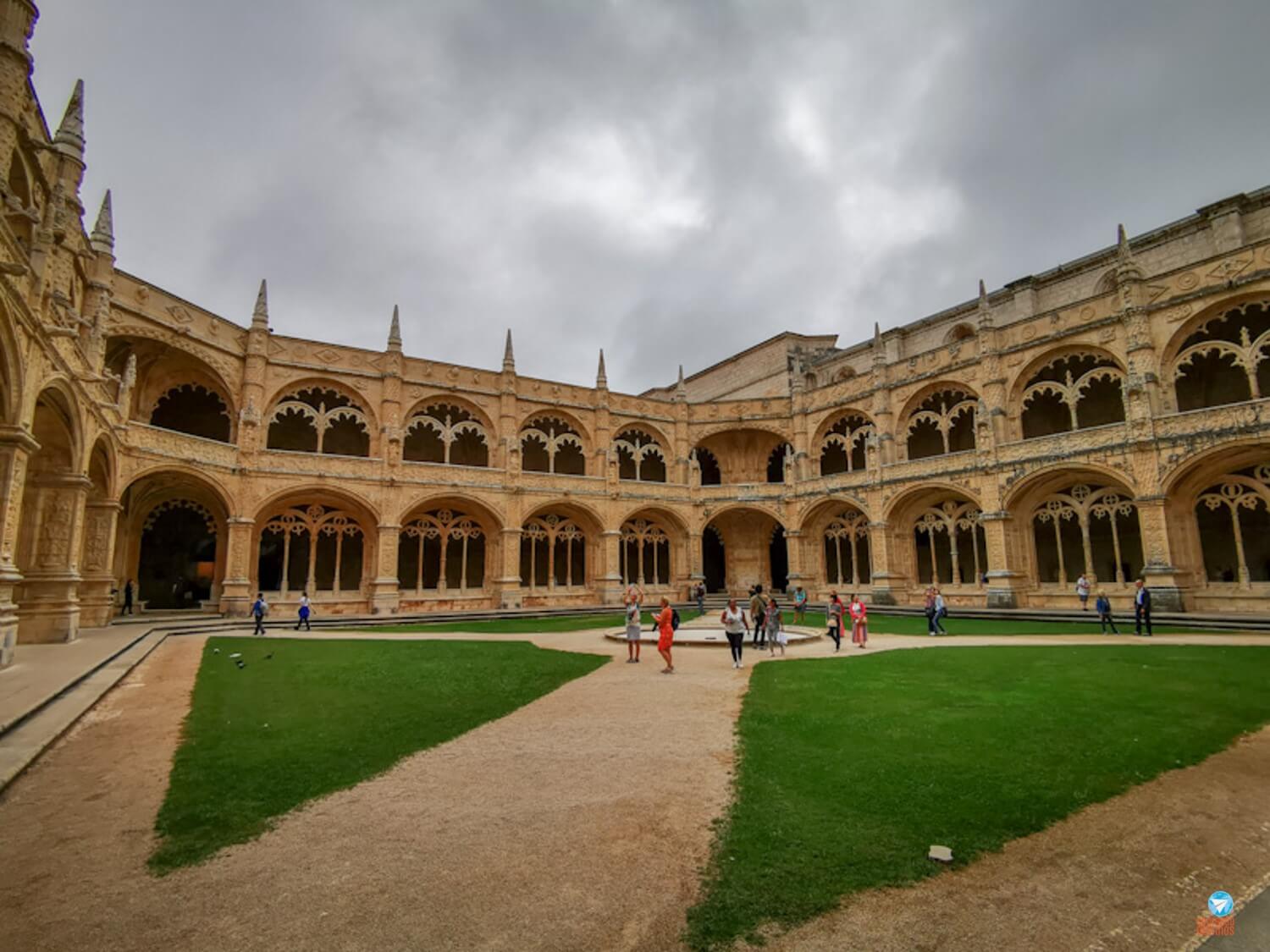 interior do Mosteiro dos Jerónimos em Lisboa