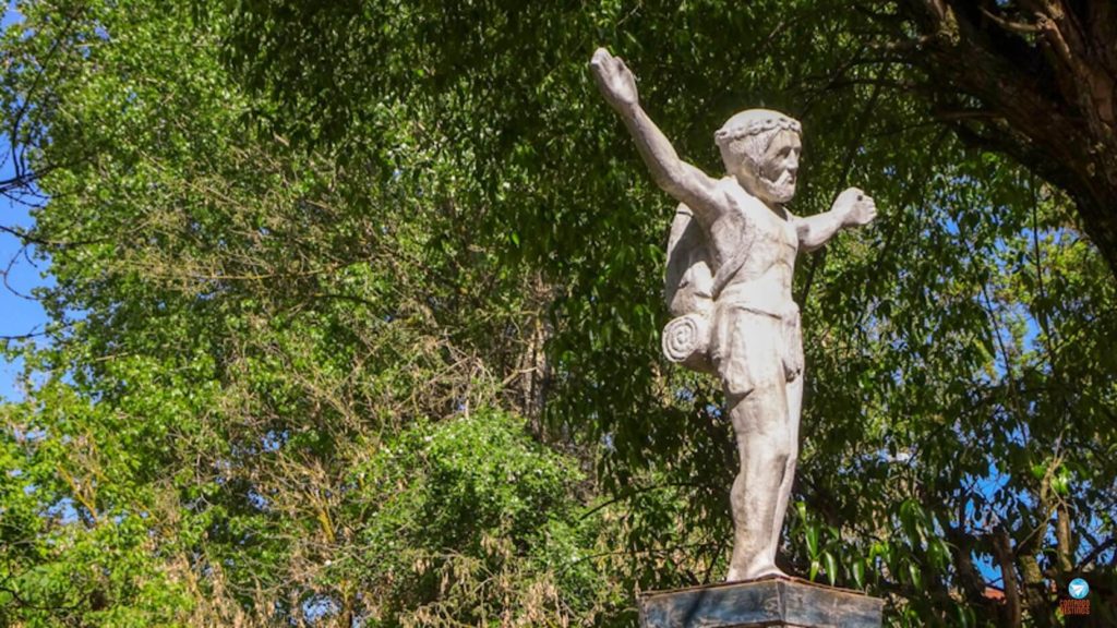 Estátua Jesus Mochileiro em Uzupis, Vilnius