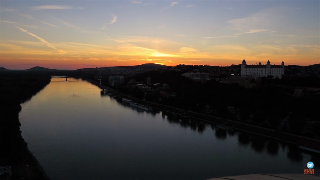 Pôr do sol em Bratislava na Eslováquia